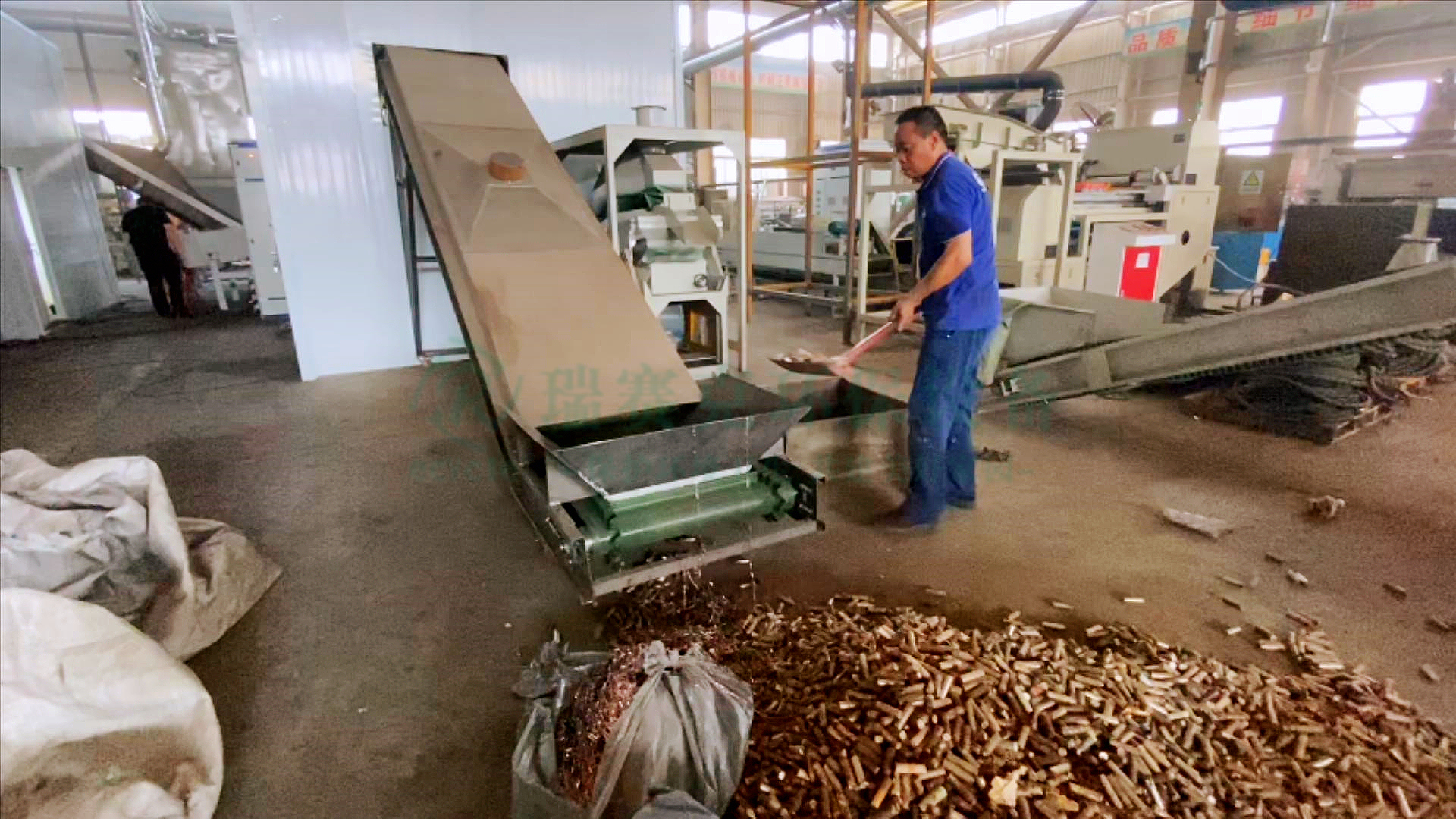 印度客戶購買了我們大型鋰電池回收處理設(shè)備現(xiàn)場驗機(jī)